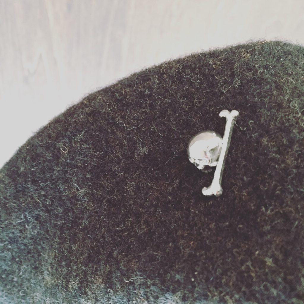 skull lapel pin1