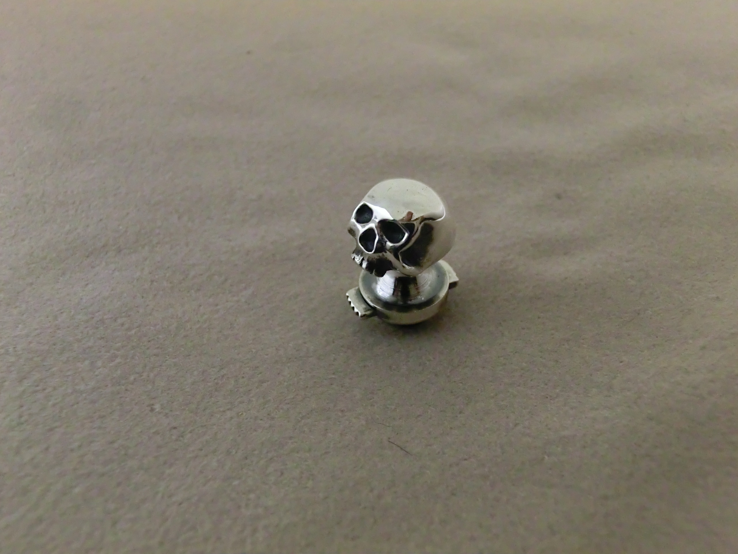 skull pin 6