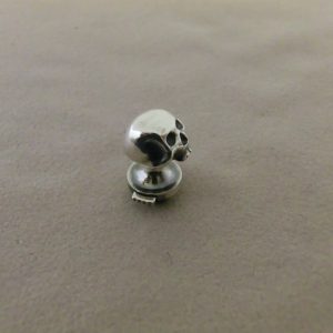 skull pin 3